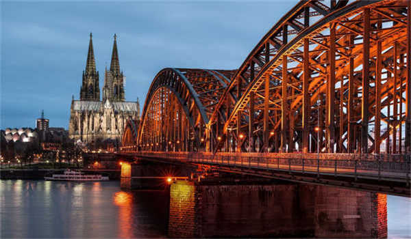 运动会入场式解说词